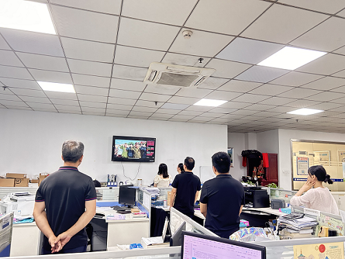 ​藤仓自动化组织全体人员观看80周年阅兵(图1)